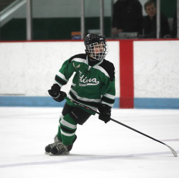 Lucas Gerda-Perez playing ice hockey.