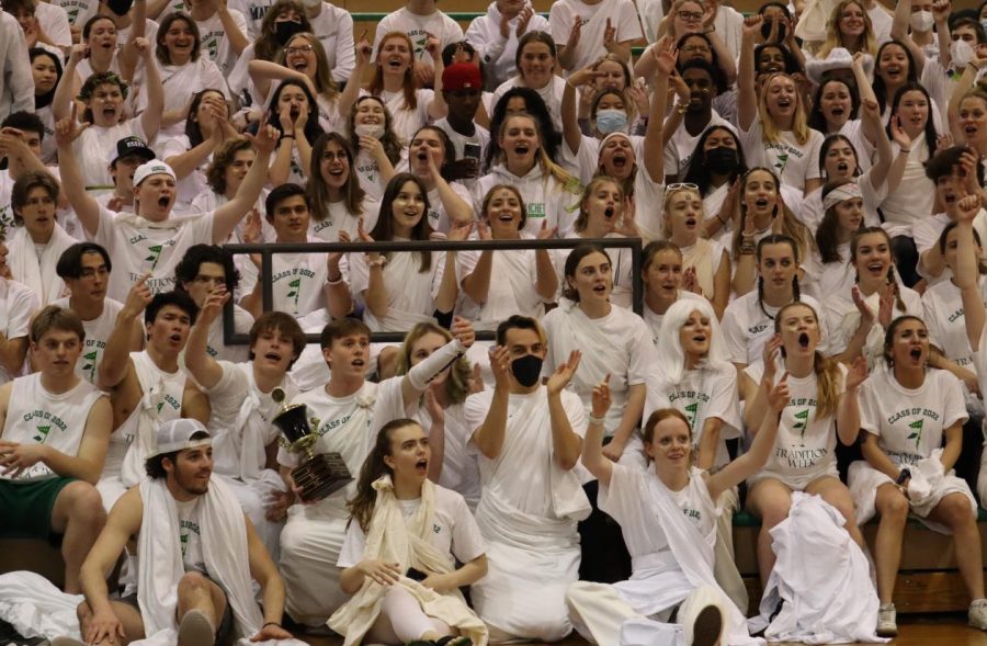 Senior+class+in+togas+at+Tradition+week+assembly.